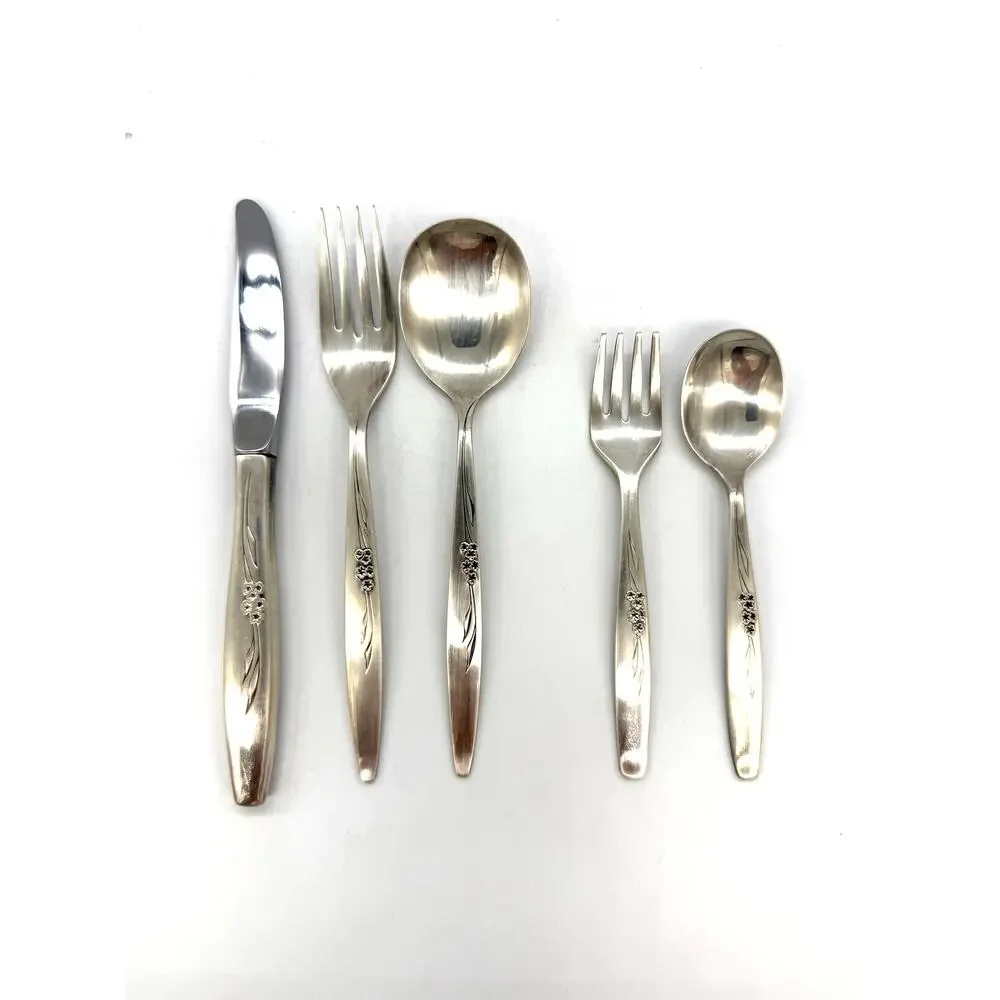 Oneida Community Silver Plate Enchantment Gentle Rose Set of 83 Pieces Flatware
